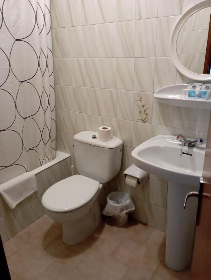 Room In Lodge - Double And Single Room - Pension Oria 1 Luarca Eksteriør billede
