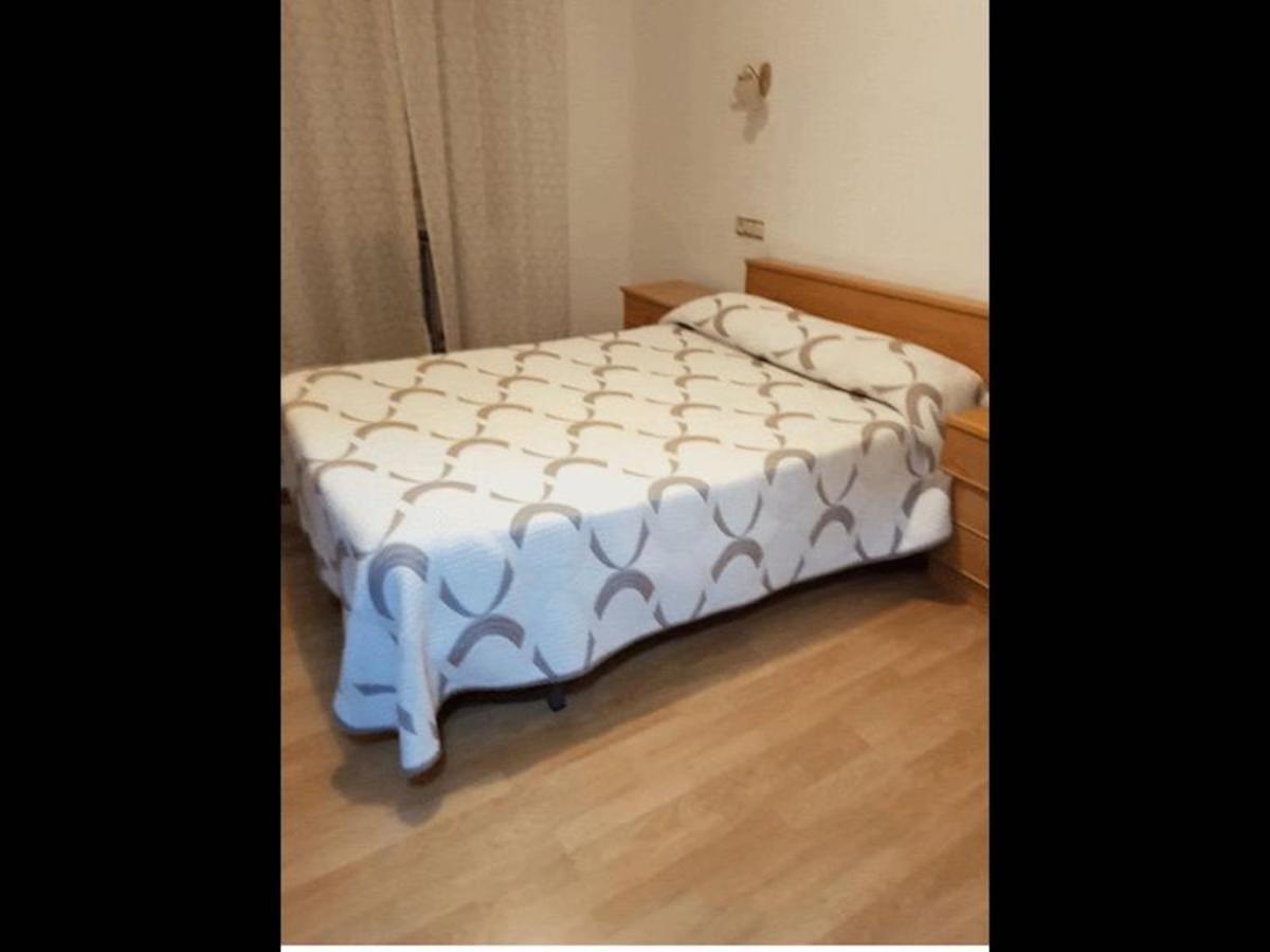 Room In Lodge - Double And Single Room - Pension Oria 1 Luarca Eksteriør billede